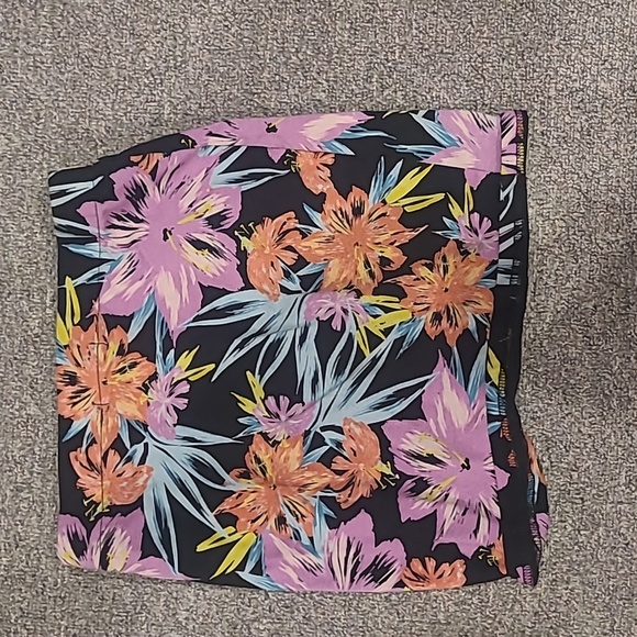 Floral mini skirt size sm - Picture 2 of 3